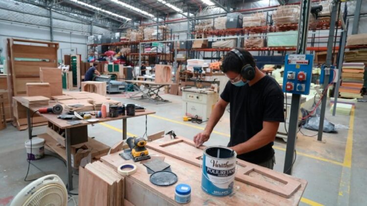 La contracción del consumo interno, sumada a subas tarifarias del 853% y el encarecimiento del financiamiento, empuja al cierre a miles de pequeñas y medianas empresas en todo el país.