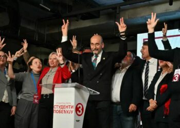Radomir Saicic (al centro), profesor de química y candidato de la lista electoral respaldada por los estudiantes, celebra en Belgrado la victoria en las elecciones parlamentarias serbias. (25.10.2026)