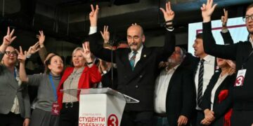Radomir Saicic (al centro), profesor de química y candidato de la lista electoral respaldada por los estudiantes, celebra en Belgrado la victoria en las elecciones parlamentarias serbias. (25.10.2026)
