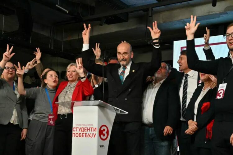 Radomir Saicic (al centro), profesor de química y candidato de la lista electoral respaldada por los estudiantes, celebra en Belgrado la victoria en las elecciones parlamentarias serbias. (25.10.2026)