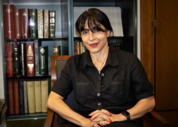 Emilce Cuda se reunirá con 500 líderes sociales para debatir los desafíos comunitarios Teóloga y filósofa argentina, trabajó estrechamente con el entonces cardenal Robert Prevost, hoy papa León XIV, y es reconocida por sus aportes a la Doctrina Social de la Iglesia.