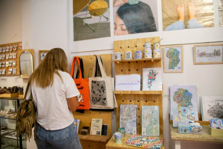 Del cuidado de las mascotas a los cuentos infantiles, entre los talleres de la Tienda Creativa La Tienda Creativa es un espacio municipal dedicado a la difusión y comercialización de producciones de los sectores creativos, entre ellos las artesanías, las artes visuales, el diseño, la edición, la gastronomía y la música. Foto: prensa.
