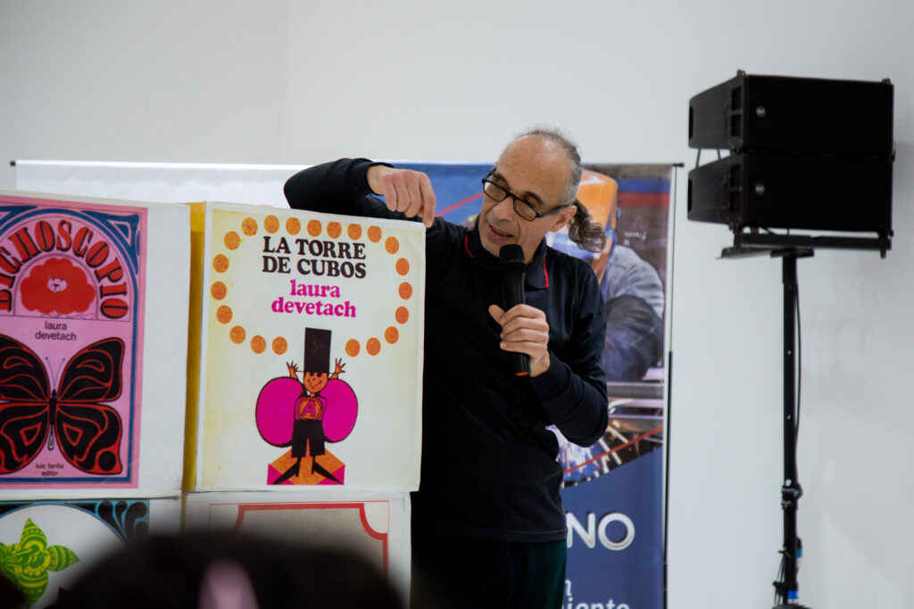 La torre de cubos, en el cierre del homenaje a Laura Devetach La torre de cubos, en el cierre del homenaje a Laura Devetach
