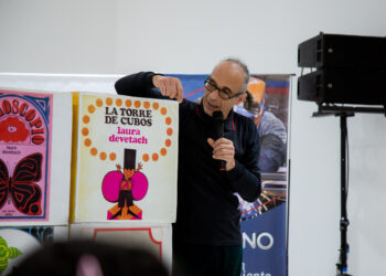 La torre de cubos, en el cierre del homenaje a Laura Devetach La torre de cubos, en el cierre del homenaje a Laura Devetach