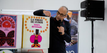 La torre de cubos, en el cierre del homenaje a Laura Devetach La torre de cubos, en el cierre del homenaje a Laura Devetach