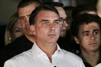 Pese a la prohibición judicial, Flávio Bolsonaro abandonó Brasil y llegó a Miami Flávio Bolsonaro abandonó Brasil pese a la prohibición judicial.