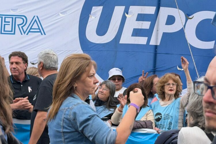Uepc se reunirá con el Gobierno provincial el martes para revisar la paritaria Uepc se reunirá con el Gobierno provincial el martes para revisar la paritaria