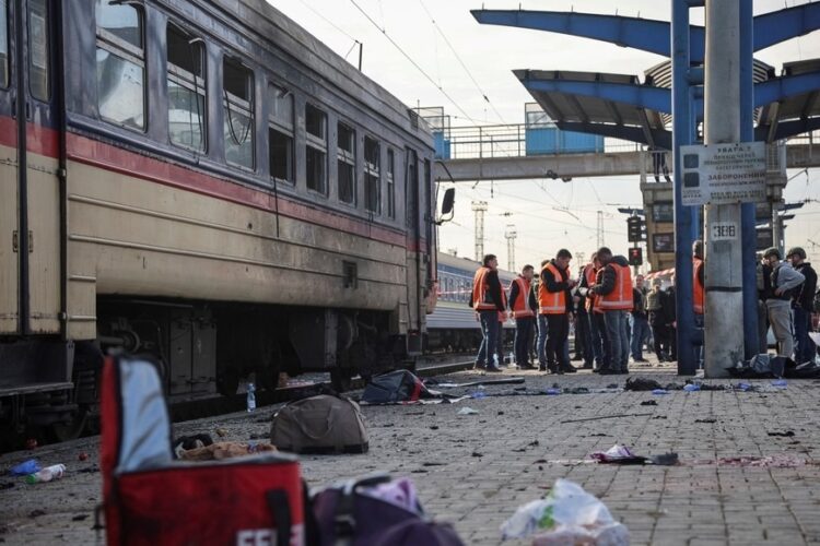 El ataque ocurrió en Dnipro y alcanzó un andén donde había pasajeros.