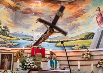 Un sacerdote murió aplastado por una cruz en Ecuador