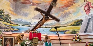 Un sacerdote murió aplastado por una cruz en Ecuador
