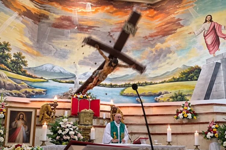 El sacerdote Patricio Alfredo Sánchez Molinari celebraba una misa en Guayaquil cuando una cruz de madera se desprendió de la pared y cayó sobre él.