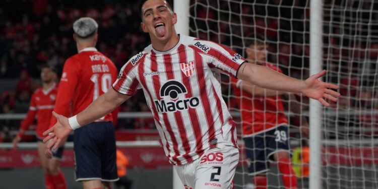 Instituto se impone por 3-1 ante Independiente y sostiene el liderazgo