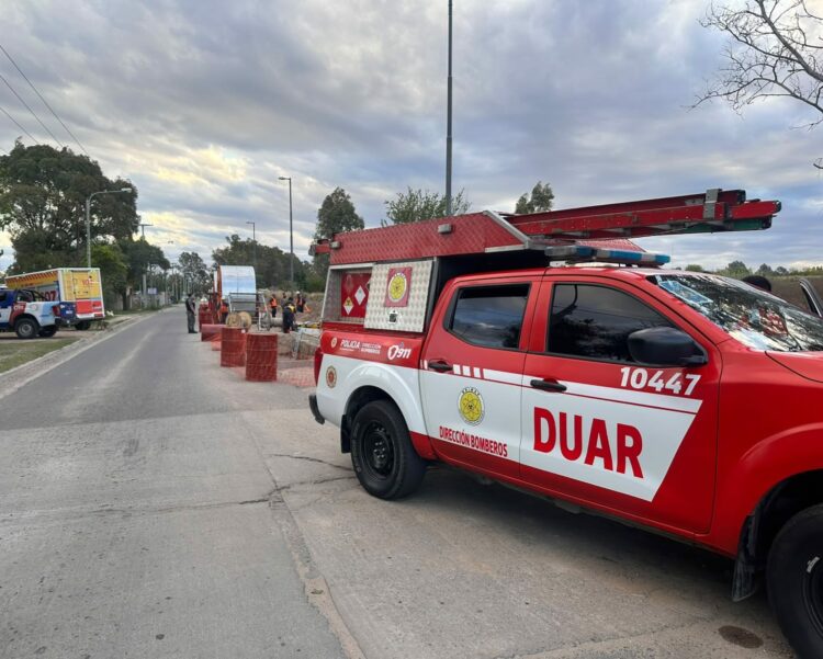 Rescataron a un obrero que cayó a un foso de 2,5 metros El trabajador cayó a un foso de más de dos metros de profundidad en barrio Parque del Este y debió ser asistido por personal del DUAR.
