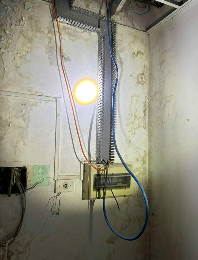 Intentó ingresar a un banco y terminó detenido El hombre fue detenido tras ser sorprendido dentro del predio de una sucursal del Banco Macro en barrio Sarmiento. La Policía constató una ventana forzada y secuestró una mochila con rollos de cable.