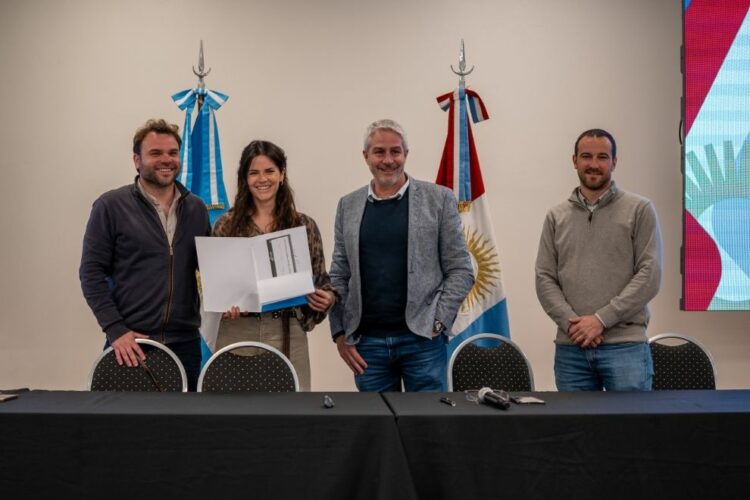 La obra contempla 15,6 kilómetros de nuevas cañerías y 900 conexiones domiciliarias con micromedidores para ampliar la cobertura de agua potable.
