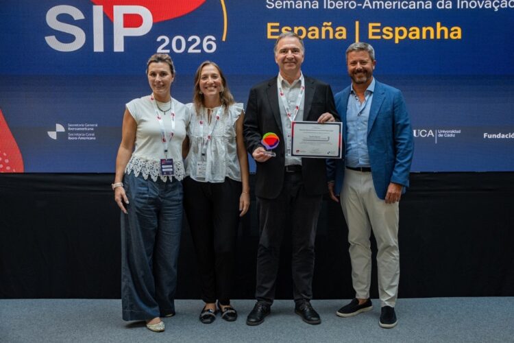 Córdoba fue reconocida en España por su programa de conectividad para escuelas rurales El programa Puentes Digitales fue distinguido en España por su aporte a la conectividad educativa, tras alcanzar a 1.300 escuelas rurales y beneficiar a más de 60.000 estudiantes.