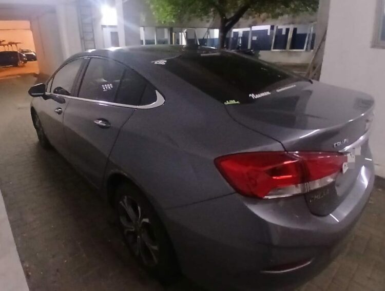 Tres detenidos tras un robo domiciliario en Altos de Vélez Sarsfield Tres hombres fueron detenidos tras un robo domiciliario en barrio Altos de Vélez Sarsfield.