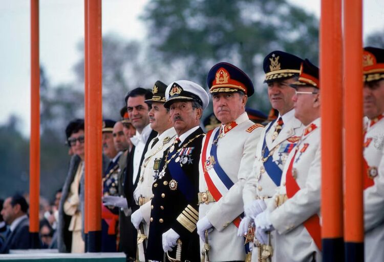 La alegría ya viene El dictador Augusto Pinochet (cuarto por la derecha), en una imagen de 1981.
Will & Deni McIntyre (Getty Images).