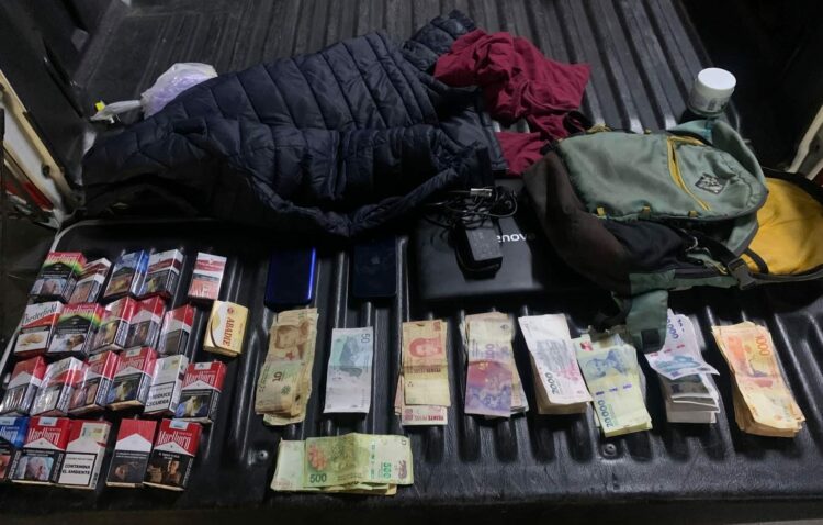 El rastreo de uno de los celulares robados permitió localizar al sospechoso en una peluquería del Centro y recuperar todos los elementos sustraídos.