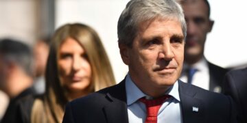 Caputo viaja a Tailandia para negociar con el FMI un giro de USD 1.000 millones Caputo viaja a Tailandia para negociar con el FMI un giro de USD 1.000 millones