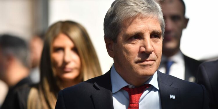 Caputo viaja a Tailandia para negociar con el FMI un giro de USD 1.000 millones Luis Caputo viajará a Tailandia para reunirse con Kristalina Georgieva y buscar la aprobación del FMI para un desembolso cercano a USD 1.000 millones.
