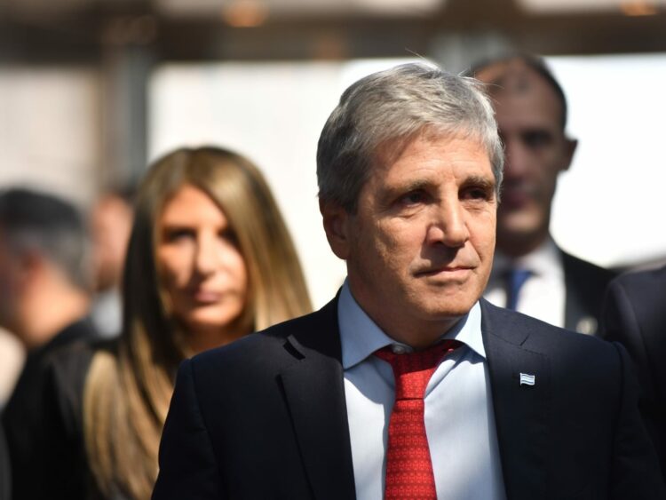 Luis Caputo viajará a Tailandia para reunirse con Kristalina Georgieva y buscar la aprobación del FMI para un desembolso cercano a USD 1.000 millones.