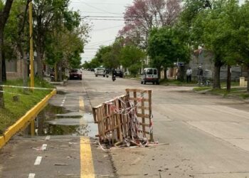 Un motociclista sufrió un traumatismo de cráneo tras chocar contra un vallado