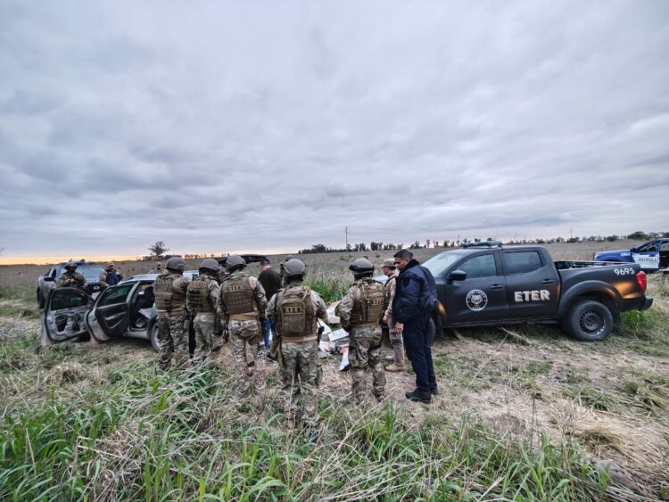 Un vendedor ambulante de 38 años permanece internado en grave estado tras recibir un disparo en el abdomen en una zona rural de La Francia. Un hombre de 63 años fue detenido y se secuestraron tres armas de fuego durante un allanamiento.