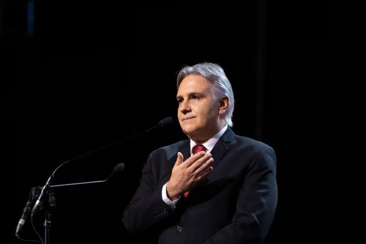 Martín Llaryora suma victorias políticas en Córdoba, pero la incertidumbre sobre las encuestas y la posibilidad de una alianza opositora mantienen en alerta al oficialismo de cara a las próximas elecciones provinciales.