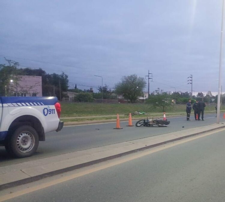 Un joven murió y otros dos resultaron heridos en un accidente Un joven de 20 años murió y otros dos resultaron heridos tras perder el control de una motocicleta y caer sobre la ruta nacional 9, a la altura del kilómetro 751, en Colonia Caroya. Los heridos fueron trasladados al hospital Vicente Agüero.