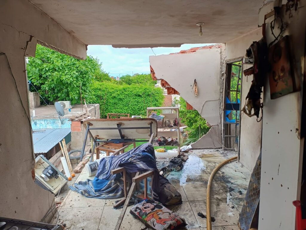 Explosión en una vivienda: una mujer y un niño resultaron heridos