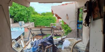 Explosión en una vivienda: una mujer y un niño resultaron heridos