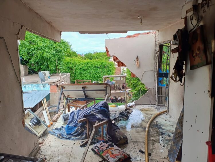 Una explosión en una vivienda de barrio Cabildo dejó heridos a una mujer de 50 años y a un niño de 6. Ambos fueron trasladados a distintos centros de salud, mientras se investigan las causas de la detonación.