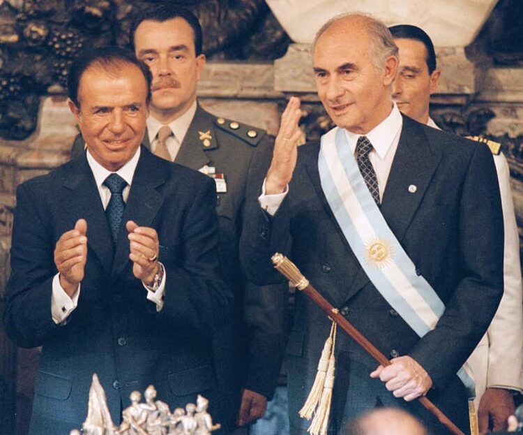 La ilusión radical que se hizo añicos Foto de archivo de Carlos Menem y Fernando De la Rúa.