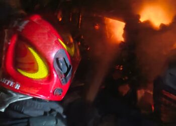 Una vela habría provocado un incendio en una vivienda