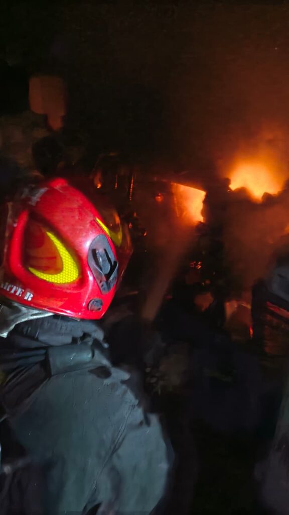 Una vela habría provocado un incendio en una vivienda Una vela habría provocado un incendio en una vivienda