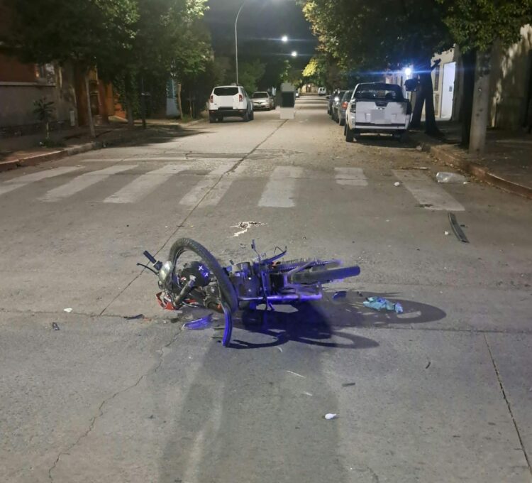 Un motociclista de 25 años murió tras chocar con un automóvil en bulevar Bulnes y Celedonio Flores, en barrio Pueyrredón, durante la madrugada de este domingo. Las causas del siniestro están bajo investigación.