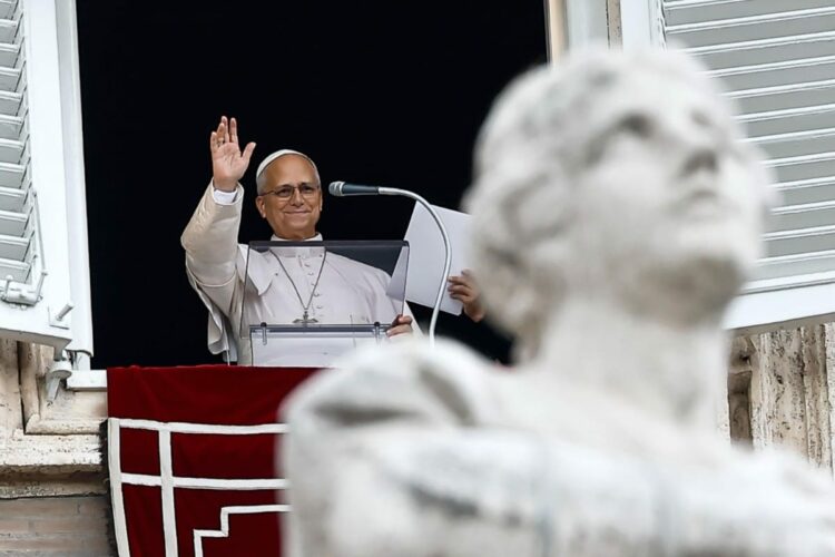 El papa León XIV reapareció en el Vaticano tras recibir el alta médica por una cirugía de pulmón y anunció que retomará sus actividades de manera gradual. Mientras continúa su recuperación, siguen los preparativos para su visita a la Argentina en noviembre.