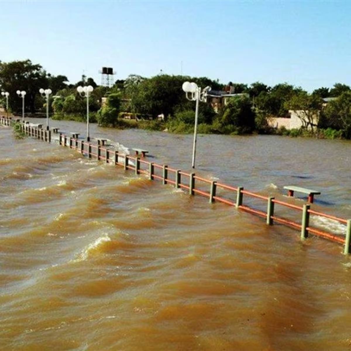 Itatí enfrenta una inundación récord por la crecida del Paraná: hay 300 evacuados y vecinos se movilizan en lanchas Itatí enfrenta una inundación récord por la crecida del Paraná: hay 300 evacuados y vecinos se movilizan en lanchas