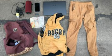 Rompió un vehículo, robó pertenencias y fue detenido