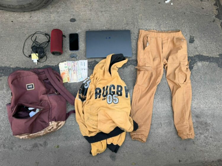 Un hombre fue detenido en barrio Alberdi tras dañar una Renault Kangoo y sustraer pertenencias de su interior. La Policía secuestró una mochila con una computadora, un celular, ropa y otros elementos.