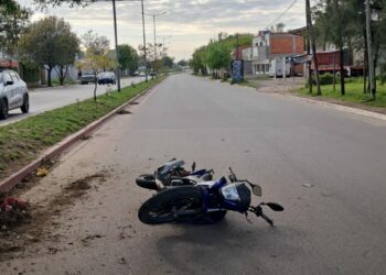 Murió un motociclista tras chocar contra un árbol