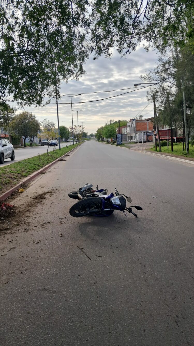 Un motociclista murió en barrio Argüello Norte tras perder el control de su Honda CB125 e impactar contra un árbol. El accidente ocurrió en calle Germán Vagni al 7190 y las circunstancias son investigadas.