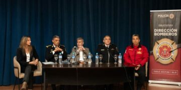 Autoridades provinciales durante la presentación oficial del programa “Aprender para Proteger” en la provincia de Córdoba.