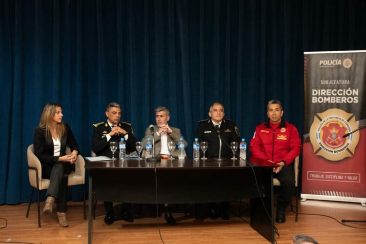 Lanzan un nuevo programa de prevención de emergencias en escuelas Autoridades provinciales durante la presentación oficial del programa “Aprender para Proteger” en la provincia de Córdoba.