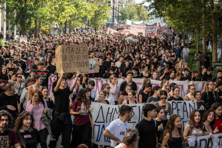 Estudiantes, profesores y funcionarios participan en una manifestación para protestar contra el alto costo de la vida, afirmando que se enfrentan a los mismos problemas que provocaron violentas protestas en Francia el fin de semana, en Atenas, el 21 de octubre de 2026.