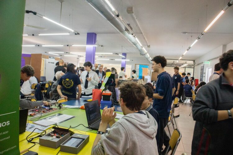 Con la presencia de más de 250 estudiantes en 25 mesas de trabajo, se trata de un espacio de vinculación y aprendizaje sobre las oportunidades laborales a partir de la presentación de sus proyectos.