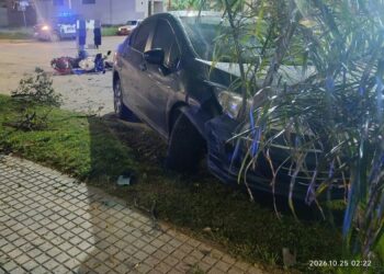Un motociclista sufrió heridas graves tras chocar con un auto