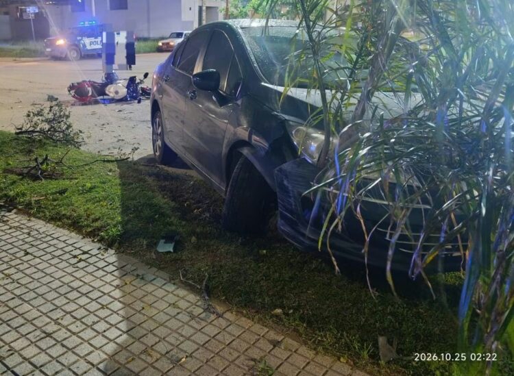Un motociclista de 27 años sufrió un traumatismo de cráneo grave y una fractura de pelvis tras chocar con un Peugeot 408 en barrio Abilene, en Río Cuarto. Su acompañante, de 21 años, también resultó herida.