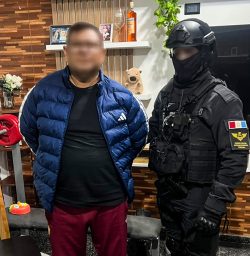 Detuvieron por segunda vez a Raúl Cuello, señalado como uno de los principales narcos de Córdoba Raúl Cuello, alias “Tuerto Cacho”, fue detenido por segunda vez en una investigación por narcotráfico en Córdoba que dejó 19 personas arrestadas y permitió avanzar en la desarticulación de una organización dedicada a la venta de drogas.
